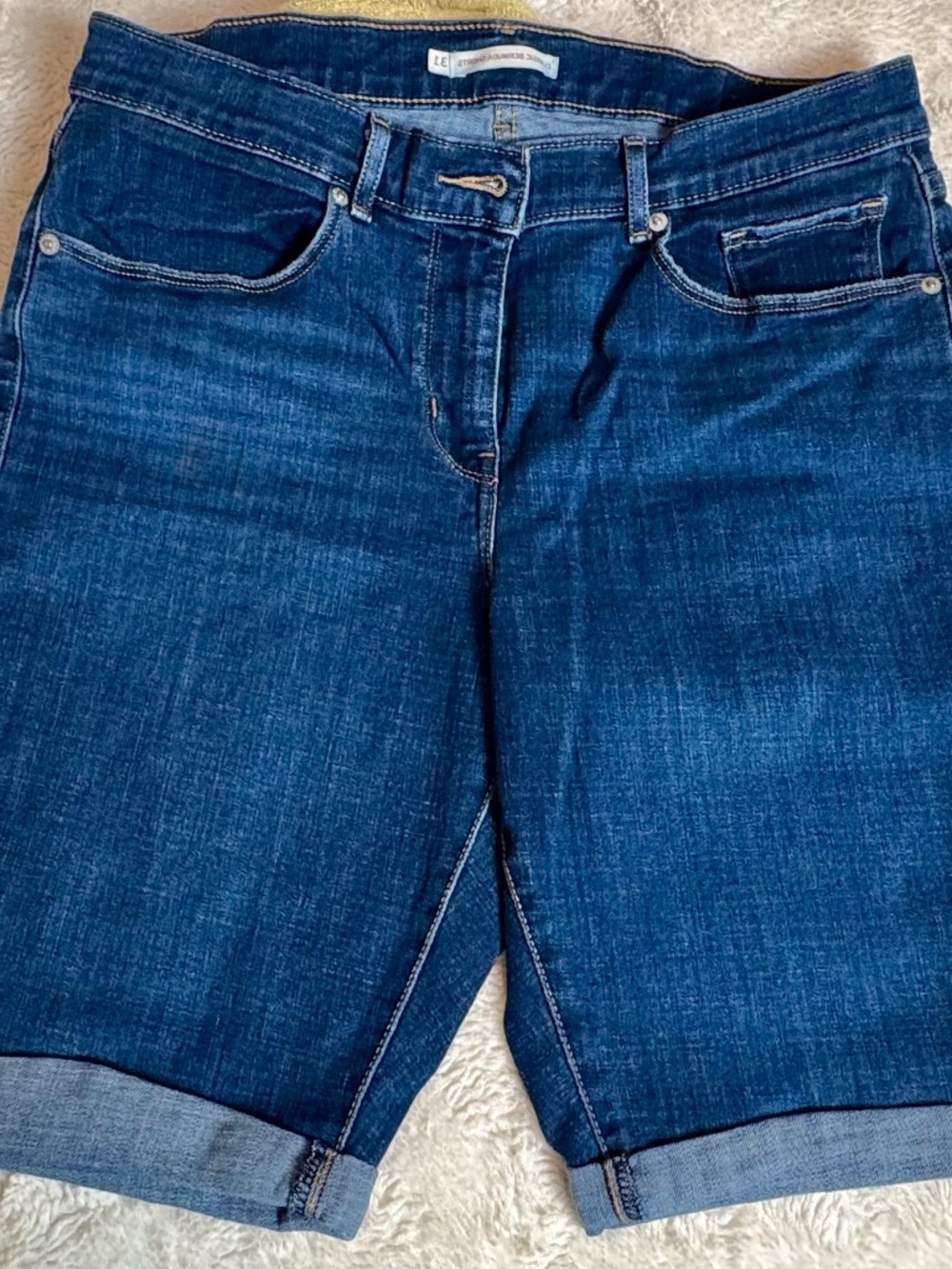 Levi’s Women’s Dark Wash Rolled Cuff Bermuda Denim Shorts Size 31 Stretch